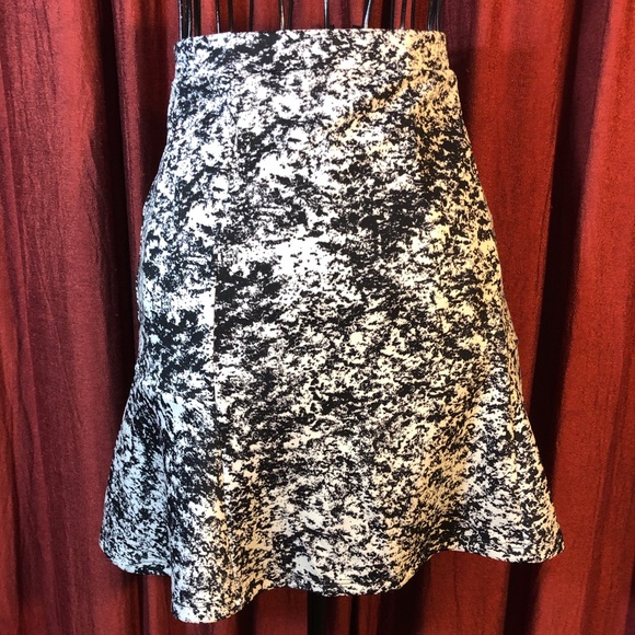 Black & White Pattern Knee Length Skirt - Picture 3 of 4